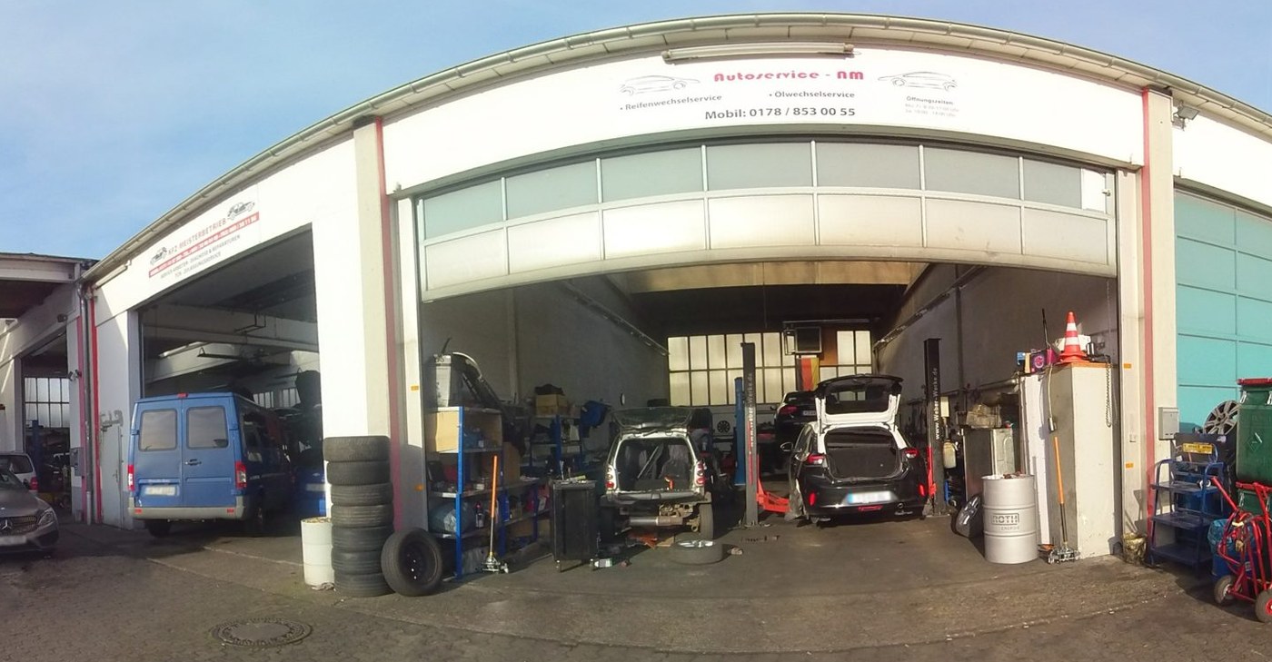 Werkstatt Autoservice nm in der Flinschstraße 18 in Frankfurt-Fechenheim mit geöffneten Hallentoren